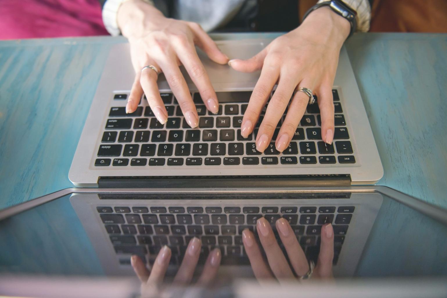 Analyse financière moderne avec outils technologiques